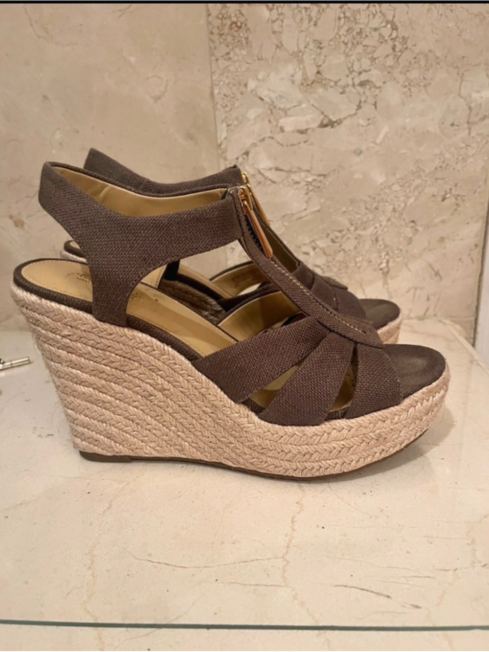 Beautiful Olive Zip Up Wedges. Size 6.
